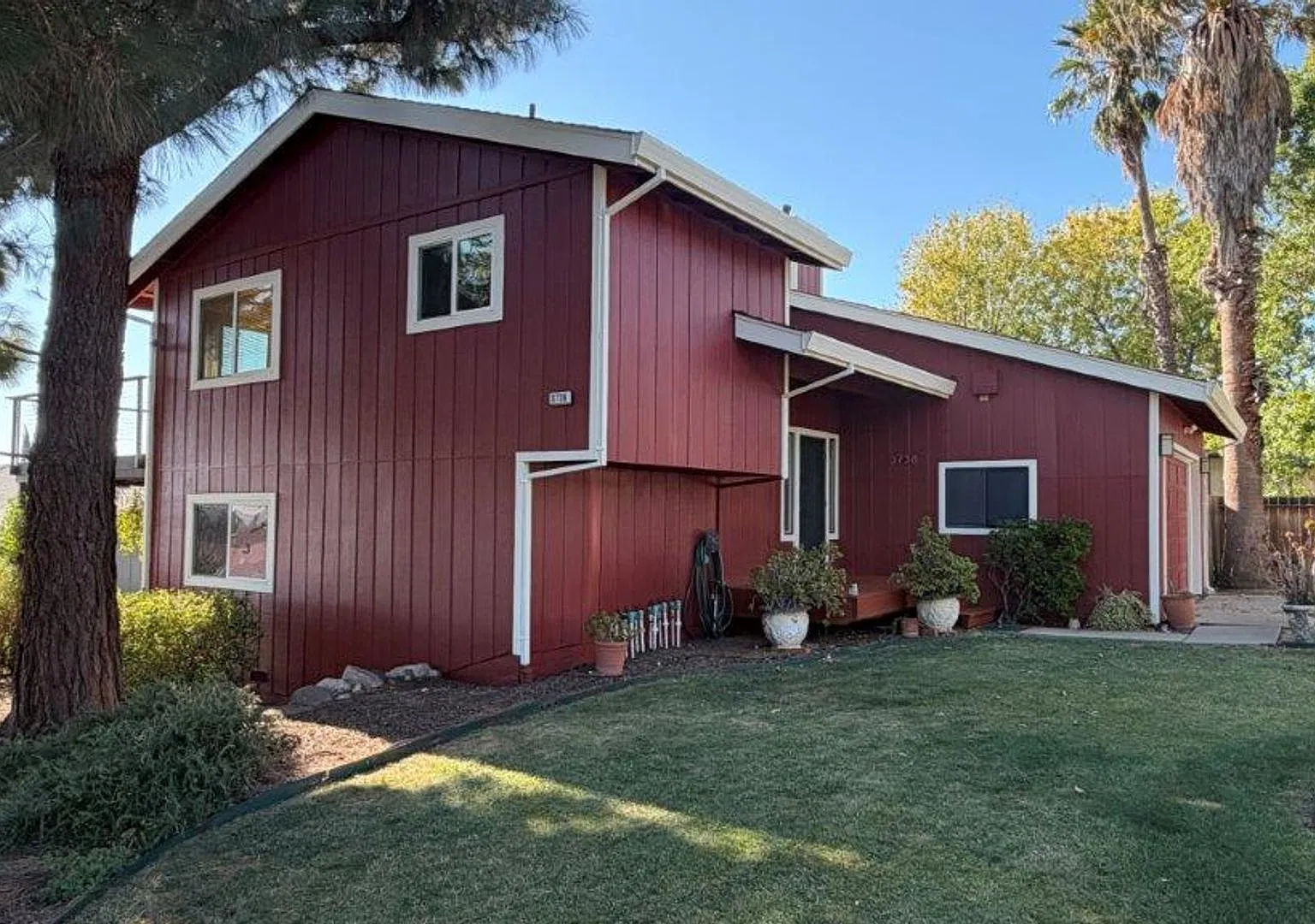 Beautiful 4-bedroom, 3-bath Tahoe-inspired home with vaulted ceilings, spacious decks, stunning d... — Photo 1