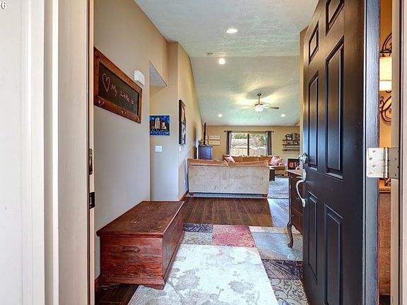3rd image of 332 SW Kalmia Ave
