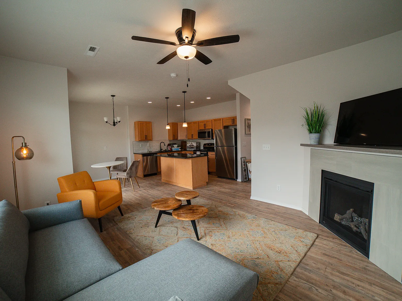 3 bed, 2.5 bath, 1440 sqft, $4,500 — Photo 2