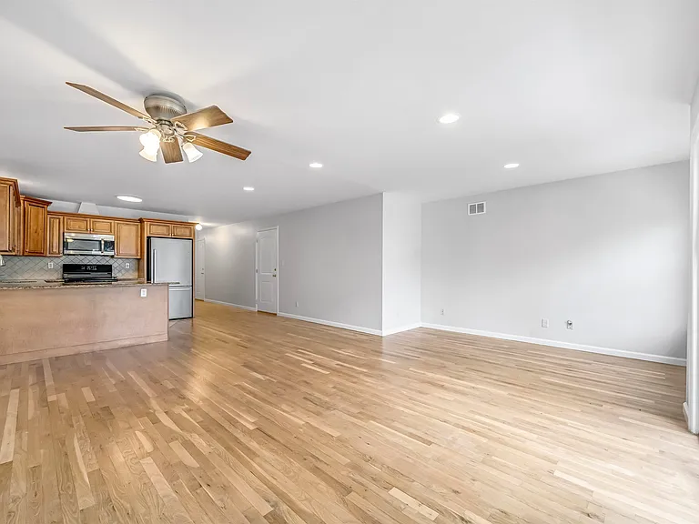 3 Montrose Ave #2 — Photo 4