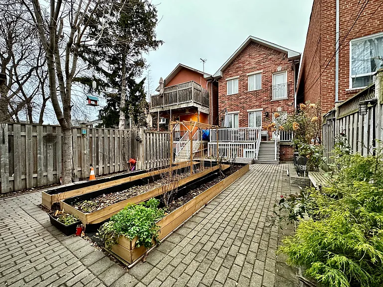 36 Coxwell Ave — Photo 26
