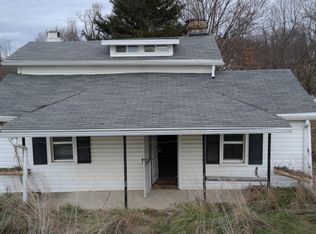 Racetrack Rd, Mount Hope, WV 25880