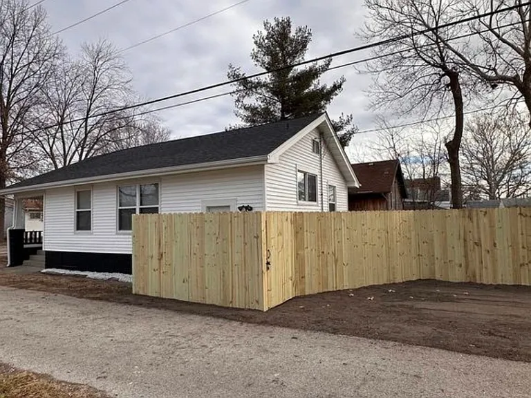 1516 E Cummins Ave — Photo 2