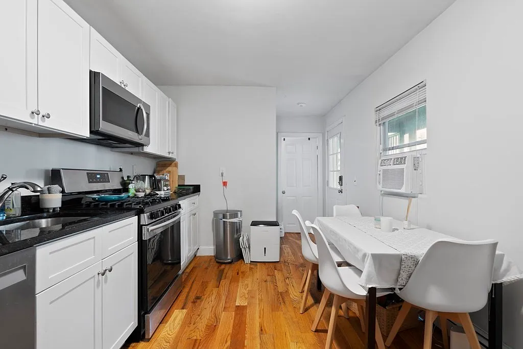 Building Photo - 442 W 4th St #1