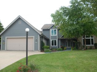 11909 W Chapman Ave, Greenfield, WI 53228