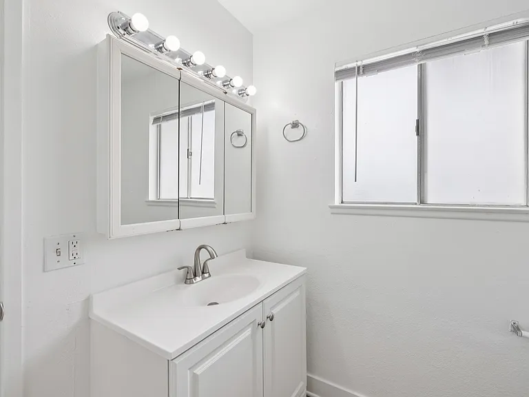 Ocean Villas Apartments — Photo 35
