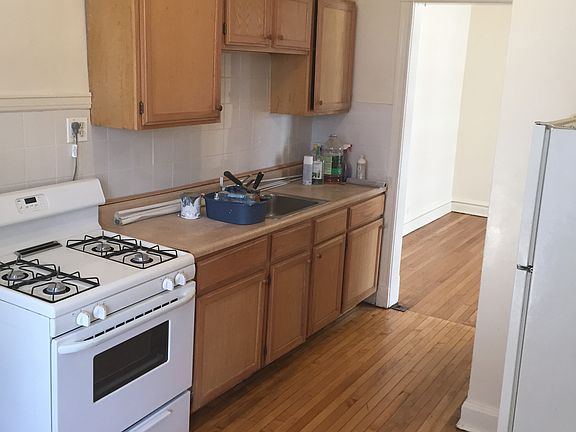 2nd image of 833-35 W Leland Ave APT 2R