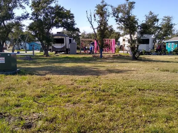 1406 W Corpus Christi St, Rockport, TX 78382