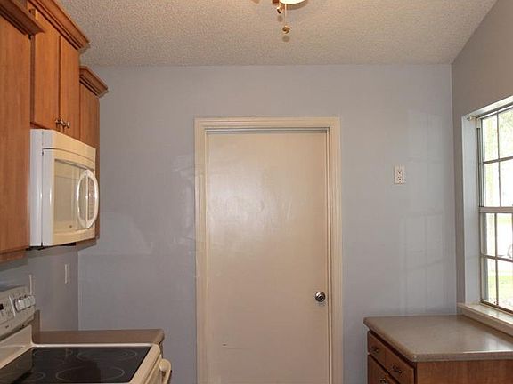3rd image of 3310 Cloverplace Dr