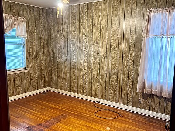 3rd image of 611 Avenue E