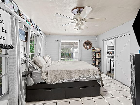 5th image of 2710 NE 9th Avenue