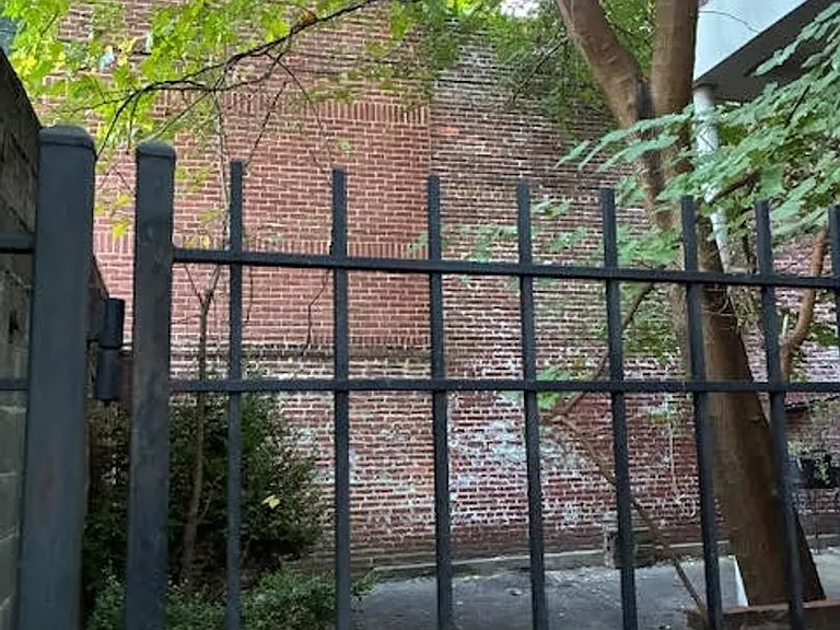 218 W Monument St — Photo 14