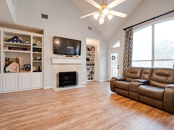 4th image of 2923 Newport Dr