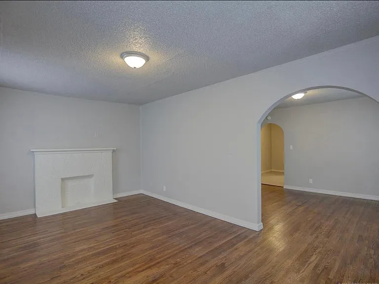12 S Columbia Ave — Photo 3