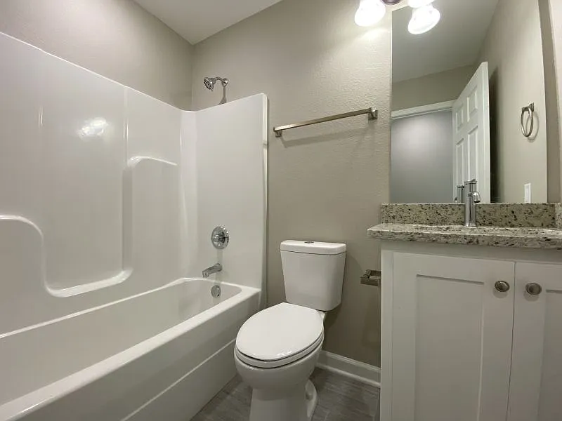 2412 Loop Acres Dr — Photo 2