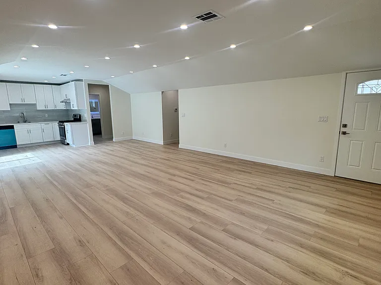 8811 Yates St — Photo 4