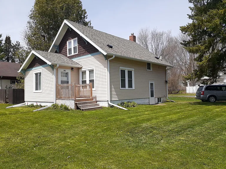 302 Main St W — Photo 1