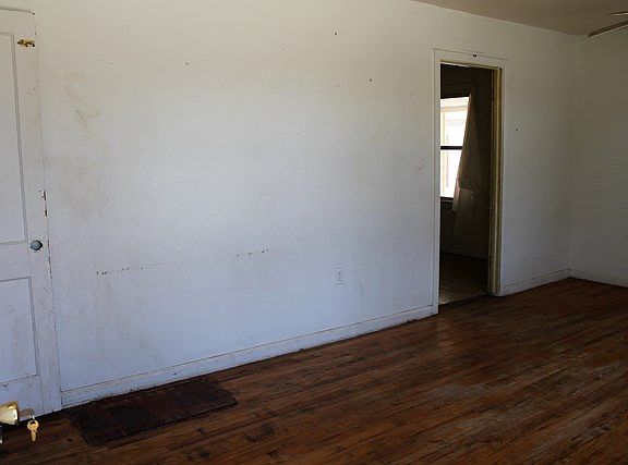3rd image of 402 E Nobles Ave