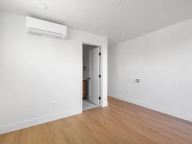4344 Van Dyke Ave — Photo 20