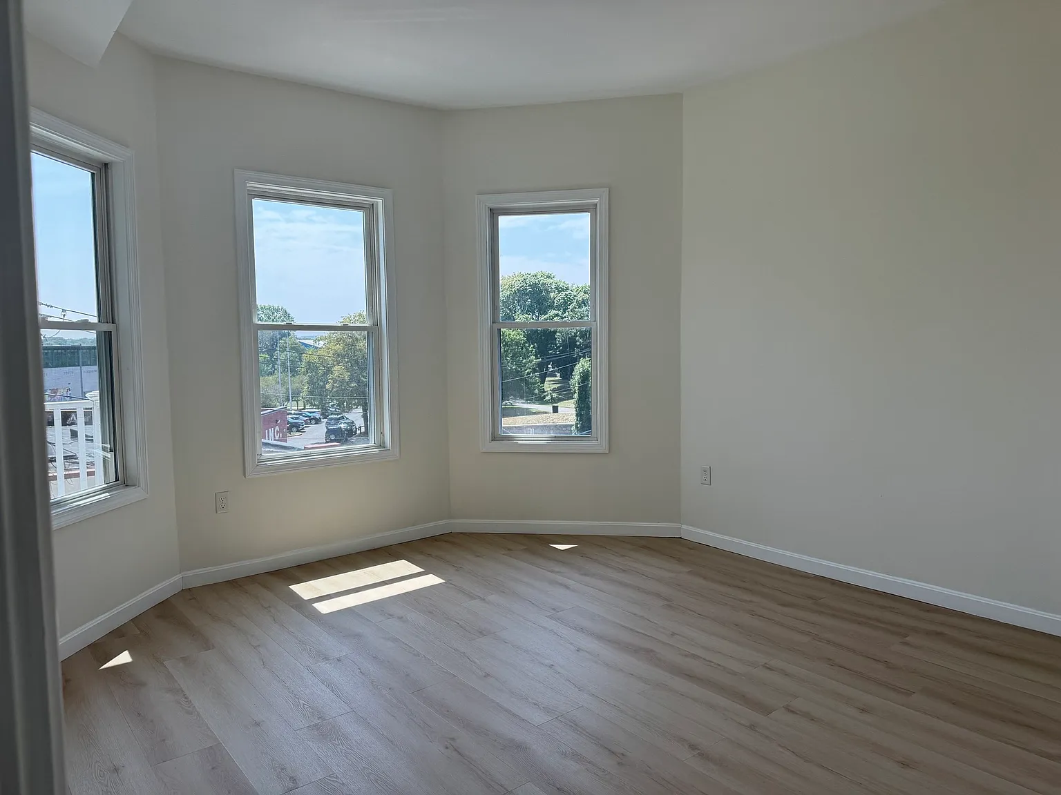 4 bed, 2.0 bath, 1400 sqft, $3,900 — Photo 2