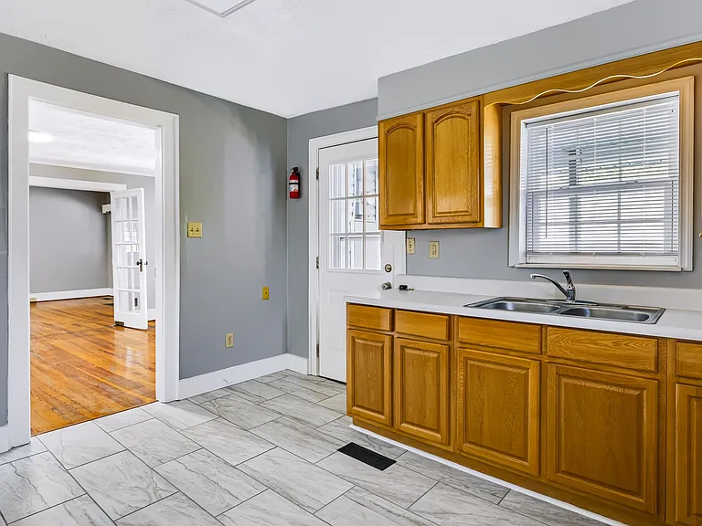305 Church St — Photo 5
