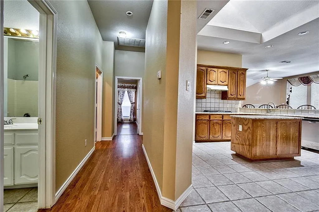 4 bed, 2367 sqft, $2,495 — Photo 4