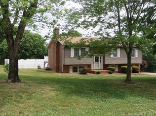 5708 Valley Field Rd, Hickory, NC 28602