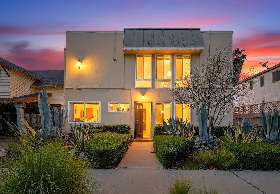 Apartment Building in Park Mesa Heights with Laundry On-Site and Parking