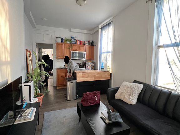 3rd image of 14 Wilson Ave APT 2R