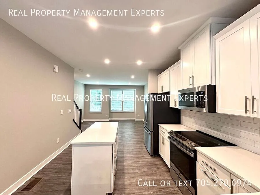 **Move In Special Beautiful 3br/3.5ba Townhouse In Charlotte! — Photo 2