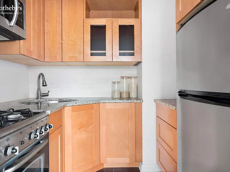 241 E 76th St #8B — Photo 4