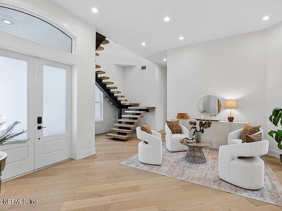 4th image of 6 RIVIERA Place
