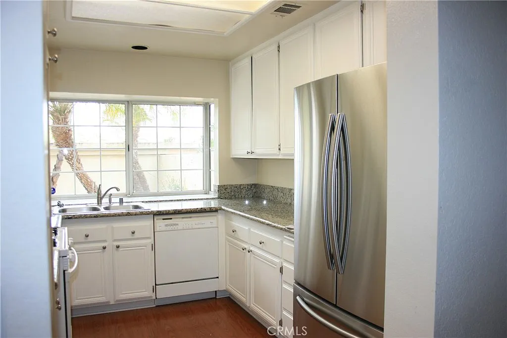 2 bed, 2.5 bath, 1300 sqft, $3,950 — Photo 3