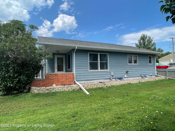 504 4th St N, Hettinger, ND 58639