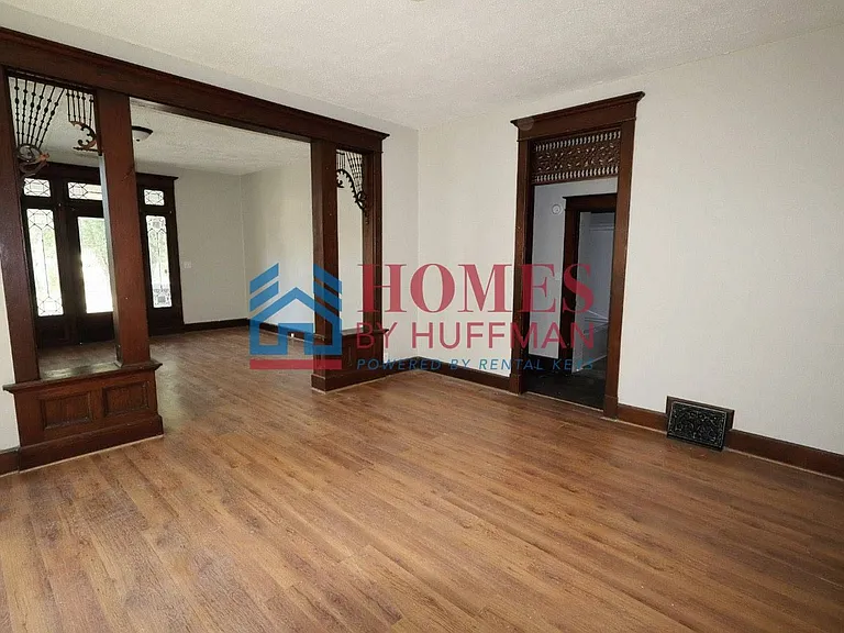 610 E Gum St — Photo 7