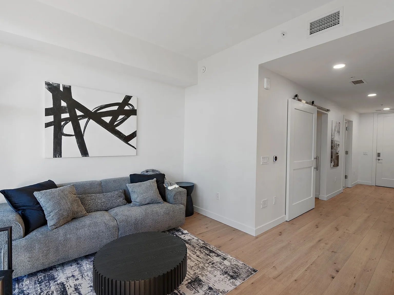 1 bed, 562 sqft, $3,450 — Photo 3