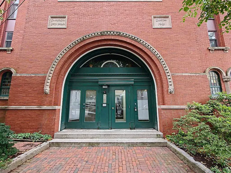 236 Columbia St — Photo 4