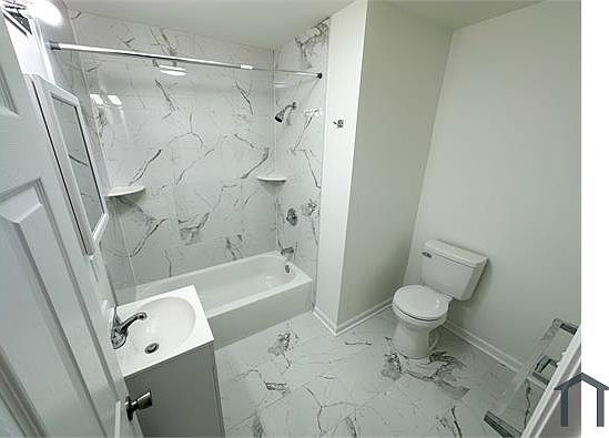 4th image of 2153 W Grange Ave