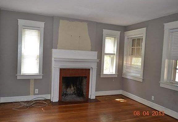 3rd image of 305 Court St