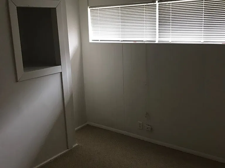 1317 Valley Ln — Photo 4
