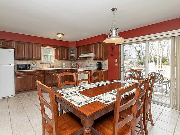 3rd image of 433 Sleepy Hollow Dr