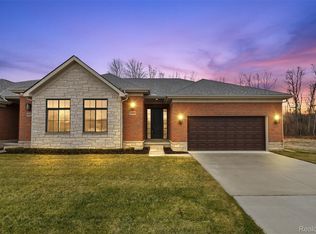 55589 Oak Pointe Dr, Shelby Township, MI 48315