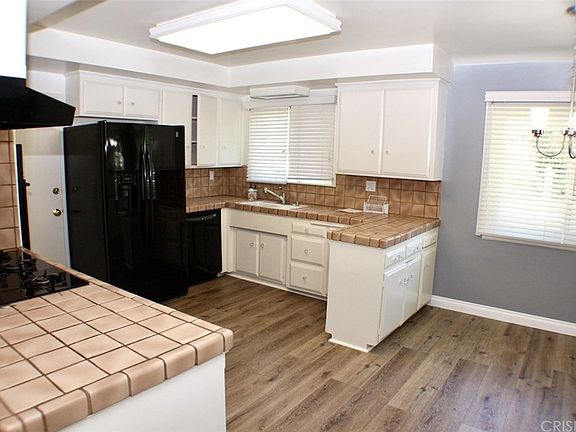 4th image of 4829 Heaven Ave