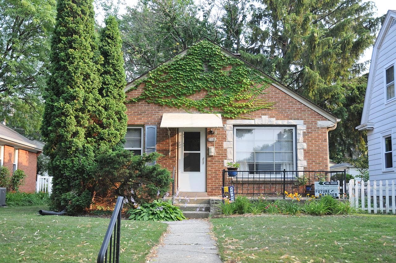 7901 W Hadley St Milwaukee Wi 53222 Mls 1753999 Zillow