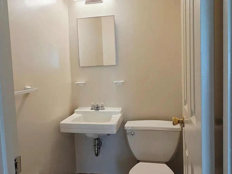 Columbia Courts Apartments — Photo 20