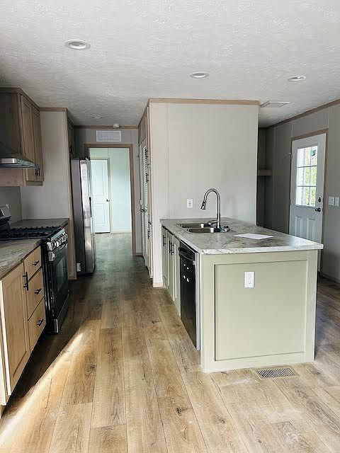 2nd image of 187 Lakeshore Cir