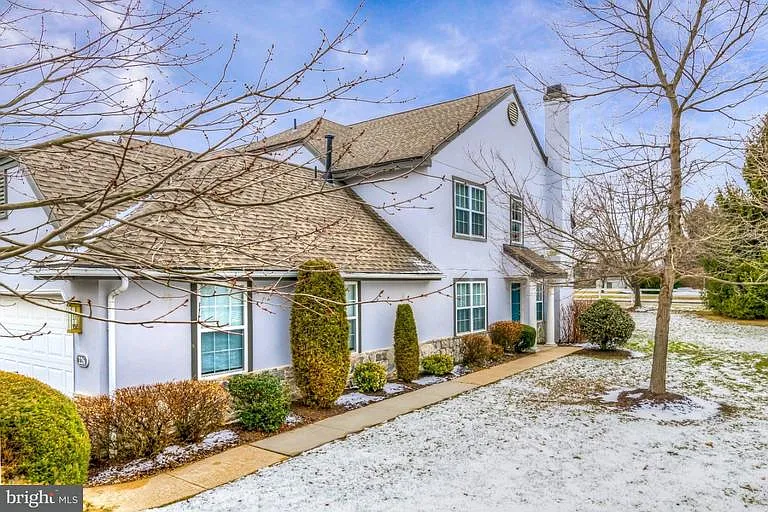 226 Hawthorne Ct N photo 1