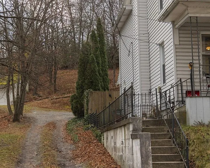 221 Center St — Photo 4