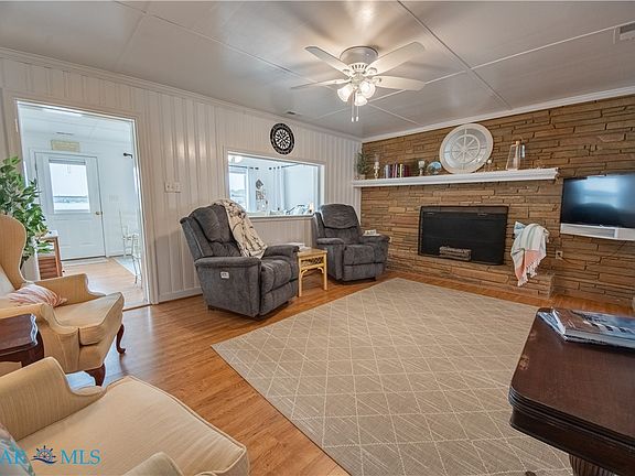 5th image of 489 Honeysuckle Ln
