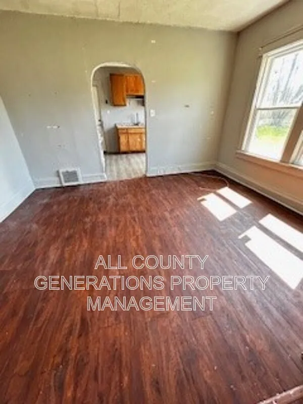 2 bed, 1.0 bath, $700 — Photo 4